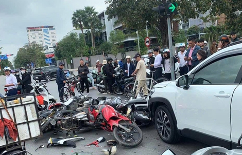 Ô tô tông hàng loạt xe máy chờ đèn đỏ, 2 người nhập viện