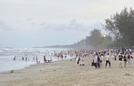 Tắm biển Mỹ Khê, 3 người trong gia đình bị đuối nước