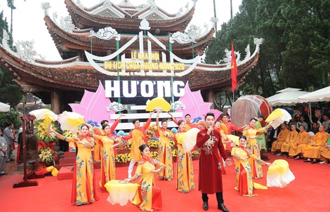 Hàng vạn du khách "đội mưa" dự khai hội Chùa Hương 2026