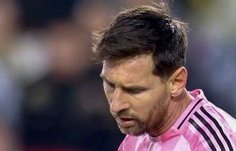 Thua Son Heung Min, Messi nổi nóng và Suarez phải can ngăn