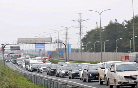 Người dân ùn ùn trở lại Thủ đô trong ngày cuối dịp nghỉ Tết Bính Ngọ