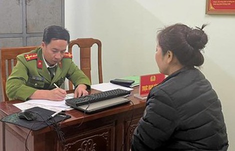 Đậu xe trên đường bất ngờ bị một người phụ nữ đến thu tiền bến bãi