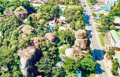 Độc lạ “Đá Ba Chồng"