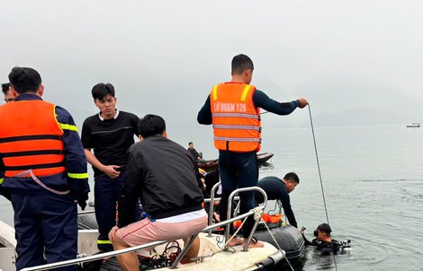 Lực lượng người nhái Hải quân tìm thấy 1 nạn nhân vụ lật tàu khách tại hồ Thác Bà