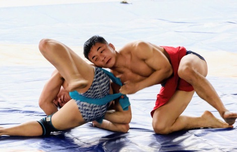 VIDEO: Mãn nhãn màn tranh tài của những nhà vô địch SEA Games với trai làng trên sới vật hội làng