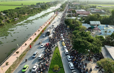 CSGT Tây Ninh và Đồng Tháp căng mình điều tiết dòng người trở lại TPHCM