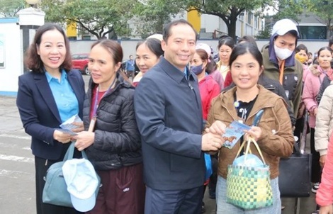 Lãnh đạo LĐLĐ tỉnh Thanh Hóa đón, lì xì công nhân trở lại làm việc sau Tết