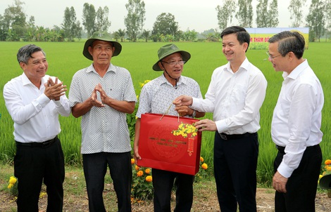 Lãnh đạo TP Cần Thơ trồng cây, thăm đồng và tặng quà nông dân