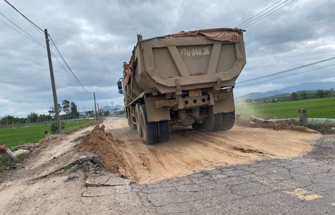 Yêu cầu siết chặt xe chở đất thi công sân bay Phù Cát vì cày nát tuyến ĐT 638