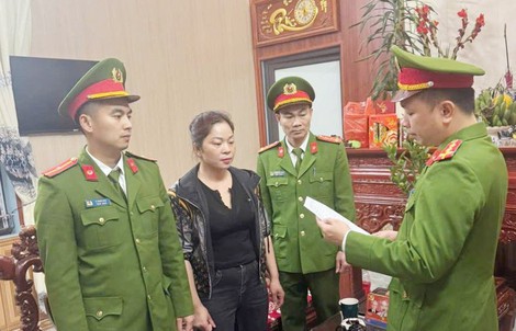 Bắt khẩn cấp người phụ nữ thu tiền gửi xe trái phép người đi lễ đầu năm