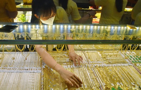 Giá vàng hôm nay 24-2: Vàng thế giới tăng 109 USD