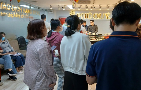 Người dân TPHCM đổ xô mua vàng, bạc, gửi tiết kiệm ngay ngày làm việc đầu năm