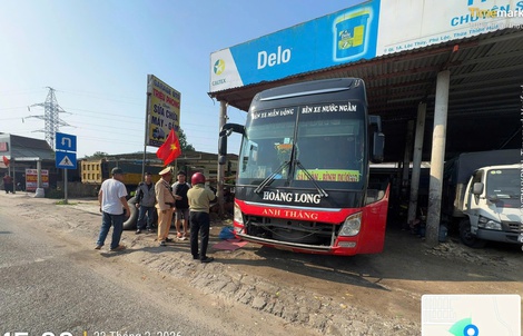 Hành khách vật vờ dưới nắng vì xe khách hỏng, người nhà cầu cứu trên Facebook