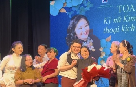 Kỳ nữ Kim Cương xúc động trước thành quả của bác sĩ Trần Thanh Nhã, con trai cố nghệ sĩ Bạch Lan