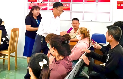 Đi làm giấy tờ nhà đất, người dân bất ngờ được lì xì năm mới