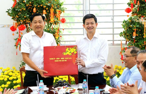 Bí thư Thành ủy Cần Thơ "xông đất" các đơn vị sản xuất, kinh doanh đầu năm mới