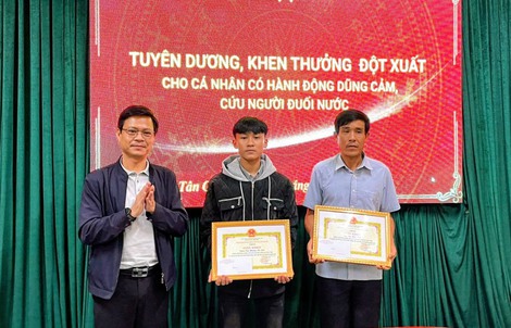 Vụ chìm thuyền trên sông Gianh: Hai cha con cứu 3 người đã được khen thưởng