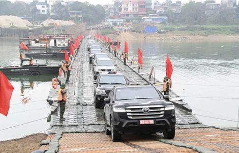 Quân đội "cắt" cầu phao qua sông Lô để bảo đảm an toàn giao thông