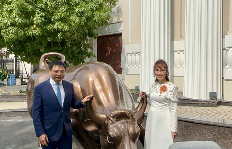 Tỉ phú Nguyễn Thị Phương Thảo xuất hiện tại lễ đánh cồng khai xuân chứng khoán