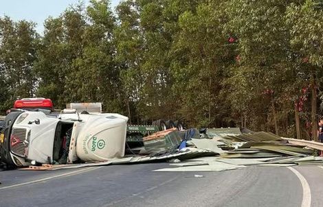 Xe đầu kéo container lật nhào tại "khúc cua tử thần"