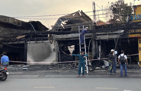 Hiện trường vụ cháy lớn cửa hàng đồ gỗ ở TPHCM