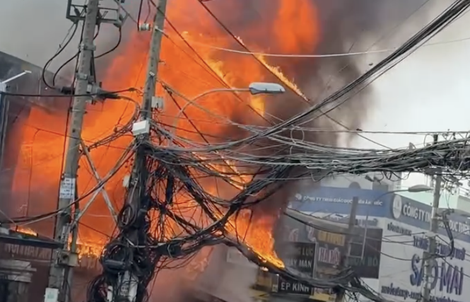 Cháy lớn cửa hàng nội thất ở TPHCM