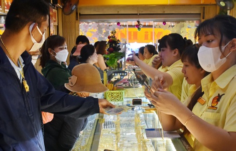 Giá vàng hôm nay 25-2: Vàng thế giới giảm mạnh