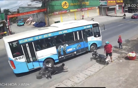 CLIP: Tông xe đạp điện khiến một học sinh văng xa nhưng tài xế xe buýt không biết?