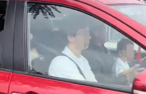 Xác minh clip người đàn ông vừa lái ô tô vừa ôm trẻ nhỏ trong lòng