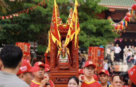 "Biển người" dự lễ rước Cộ Bà Thiên Hậu lớn nhất Đông Nam Bộ