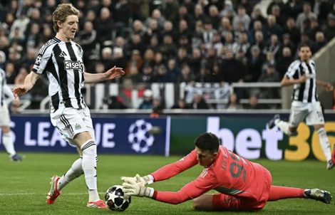 Mưa bàn thắng của Newcastle tiễn Qarabag rời Champions League