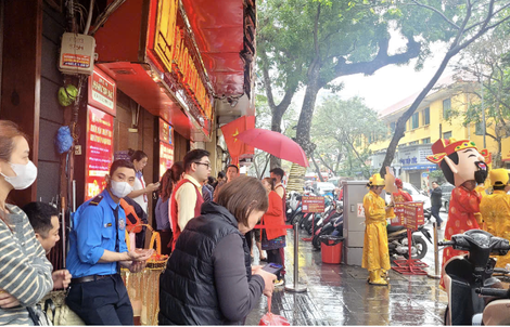 Không xếp hàng ngày vía Thần Tài, nhiều người chọn mua vàng theo cách này