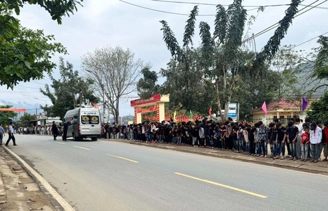 Xúc động cảnh hàng nghìn học sinh nghiêng mình tiễn biệt thầy hiệu trưởng