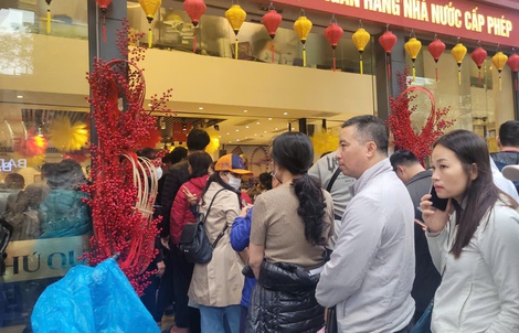 Người dân xếp hàng từ sáng đến trưa chờ mua "bạc ngựa"