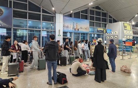 Khách bay đêm qua sân bay Tân Sơn Nhất chật kín, giá cước xe công nghệ tăng vọt