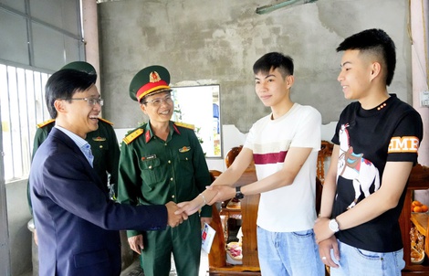 Những cặp anh em song sinh tình nguyện nhập ngũ