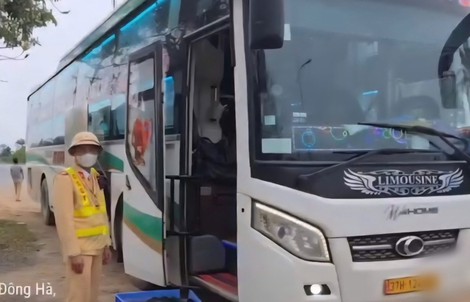 Phát hiện vi phạm trên chiếc xe khách đang lưu thông qua Quảng Trị 