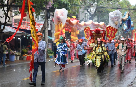 Hình ảnh gần 1.000 người tham gia lễ nghinh thần trên đường phố ở Đồng Nai