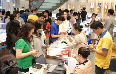 Cuối ngày 26-2, giá vàng miếng SJC bất ngờ giảm, khách nhộn nhịp đi mua