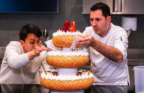 Khi công nghệ trở nên... ngon miệng: Bánh kem có gấu biết nhảy, pin ăn được