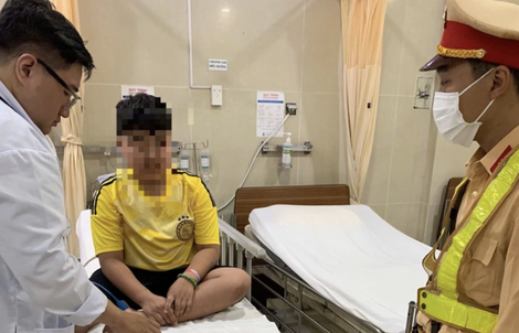 CSGT điều xe đặc chủng hỗ trợ bé trai gặp nạn đi cấp cứu