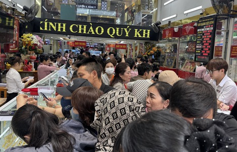 Tiệm vàng ở Đà Nẵng đông nghẹt từ 5 giờ sáng, nhẫn 5 phân đến 1 chỉ hút khách
