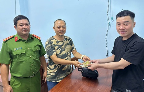 Công an hỗ trợ nam thanh niên tìm lại lắc, dây chuyền, nhẫn vàng đánh rơi