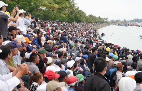 Hàng ngàn người dân Đà Nẵng quây kín bờ sông xem hội đua thuyền