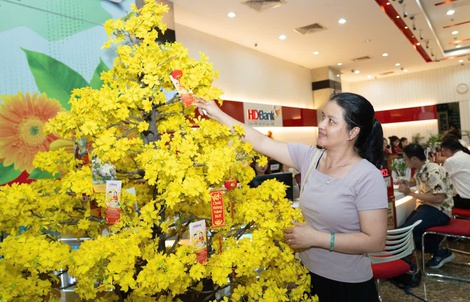 Cả ngày vía Thần Tài, khách “đua" gửi tiết kiệm để trúng tiền mặt, nhận vàng 99,99