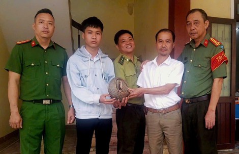 Thấy con vật quý bò lổm ngổm trong vườn, người dân liền bắt giao nộp