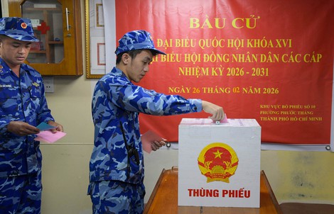 Cử tri tàu CSB 6008 bỏ phiếu bầu cử ngay trên biển
