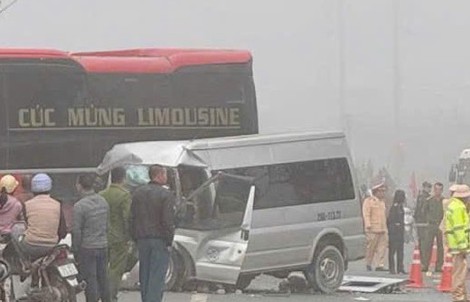 Xe khách va chạm xe 16 chỗ, 1 người chết, nhiều người bị thương
