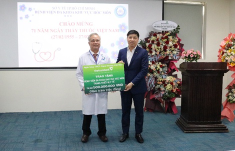 Vietcombank hỗ trợ 1 tỉ đồng thiết bị y tế tại Hóc Môn và Củ Chi