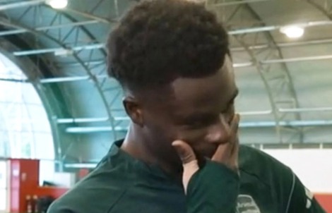 Saka kìm nén nước mắt khi nhận quà đặc biệt trong ngày trọng đại